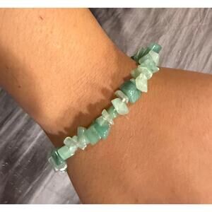 DIFFERENT SHADES OF GREEN AVENTURINE CHIP BRACELET